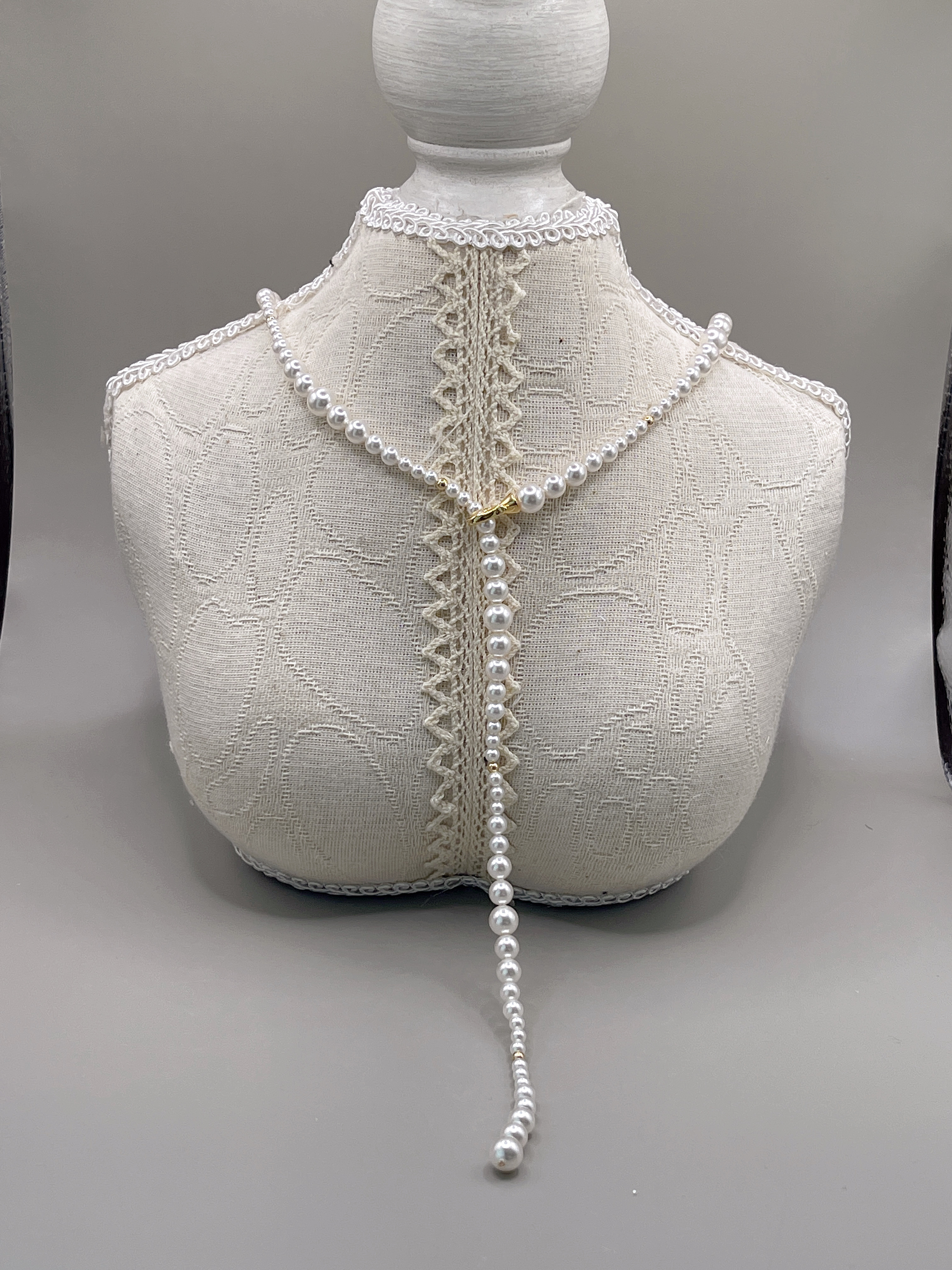 単一のバックルでパールセーターチェーンの長さを調整できます