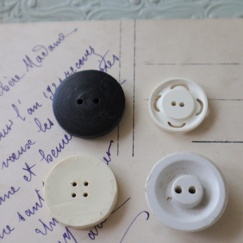 フランス 4個セット アンティークボタン A1522 ブラック＆ホワイト