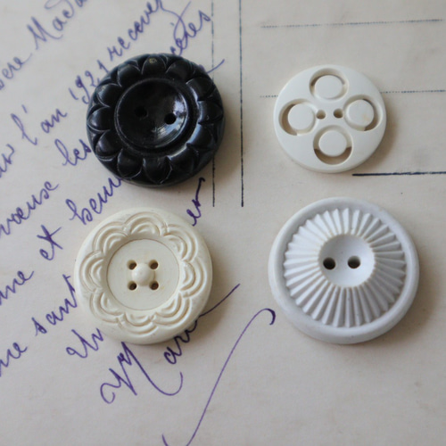 フランス 4個セット アンティークボタン A1522 ブラック＆ホワイト
