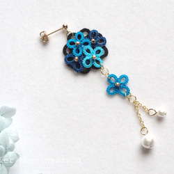 梭織蕾絲小花與棉質珍珠不對稱耳環&lt;寶石藍&gt;[黑色版] 第3張的照片