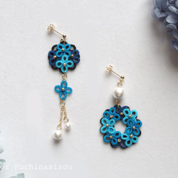 梭織蕾絲小花與棉質珍珠不對稱耳環&lt;寶石藍&gt;[黑色版] 第1張的照片