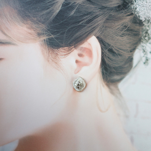 DRIES VAN NOTEN*喜びのクリスマスプレゼント*刺繍ピアス DRIES VAN NOTEN*クリスマスの特別な瞬間に贈る*刺繍ピアス