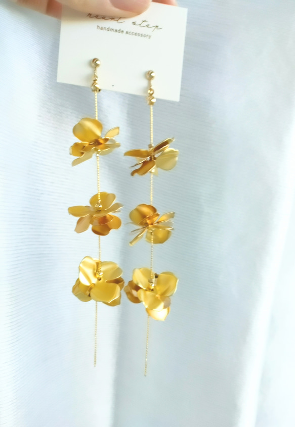 優雅　花咲く　重ねマットゴールドフラワー　　イヤリングorチタンピアス　ウェディング・ブライダル　花 2枚目の画像