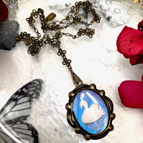 ディディウスモルフォ蝶翅の白鳥ネックレス ネックレス・ペンダント