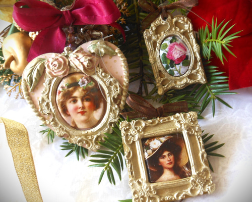 美しい貴婦人の肖像画とローズの木製クリスマスオーナメント、ギフト