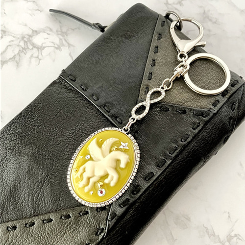 ペガサスのキーホルダー バッグチャーム イエロー 天馬 カメオ