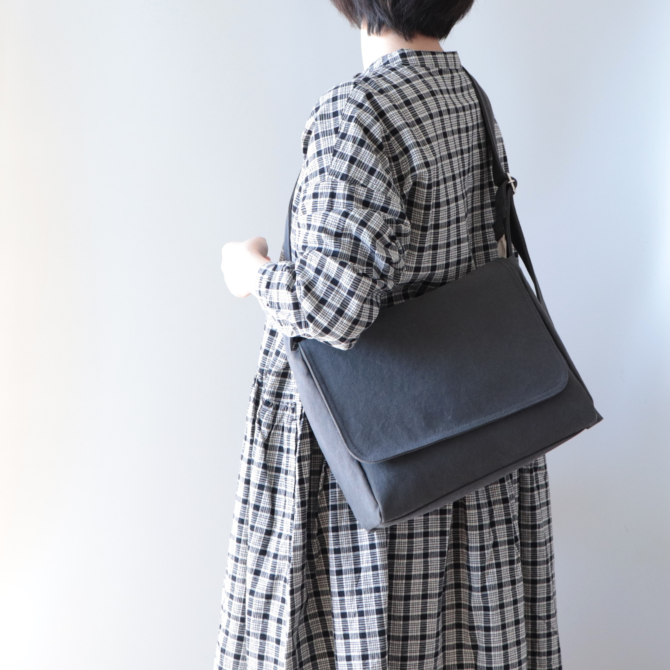 大人の楽カジュアル＊『フラップショルダー』A4シンプルスリム(チャコール)