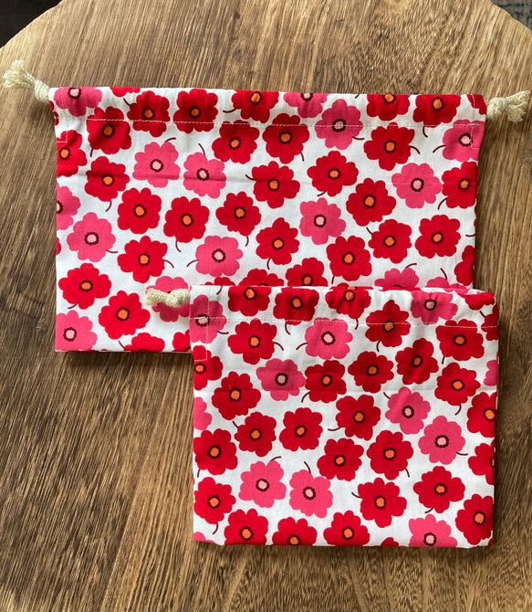 赤い花柄のランチボックス&カップ入れ 2枚目の画像