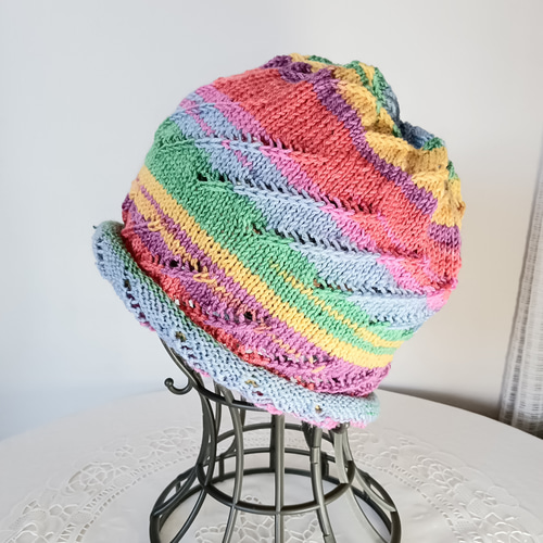 ドイツ屋さんのソックヤーンでアミアミ、渦巻きお帽子レインボー