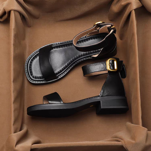 【新作】GIVENCHY フラットレザーサンダル カジュアルエレガンス 解放感、高級感のある本革サンダル。レザーサンダル フラット