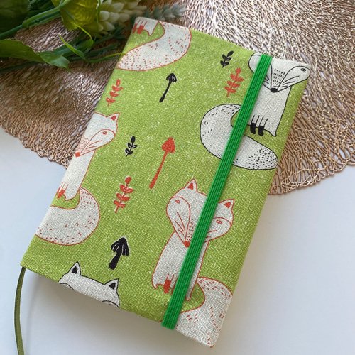 花畑のきつねとコーギー 文庫本サイズ ブックカバー ハンドメイド 花畑のきつねとコーギー 文庫本サイズ ブックカバー ハンドメイド 花畑