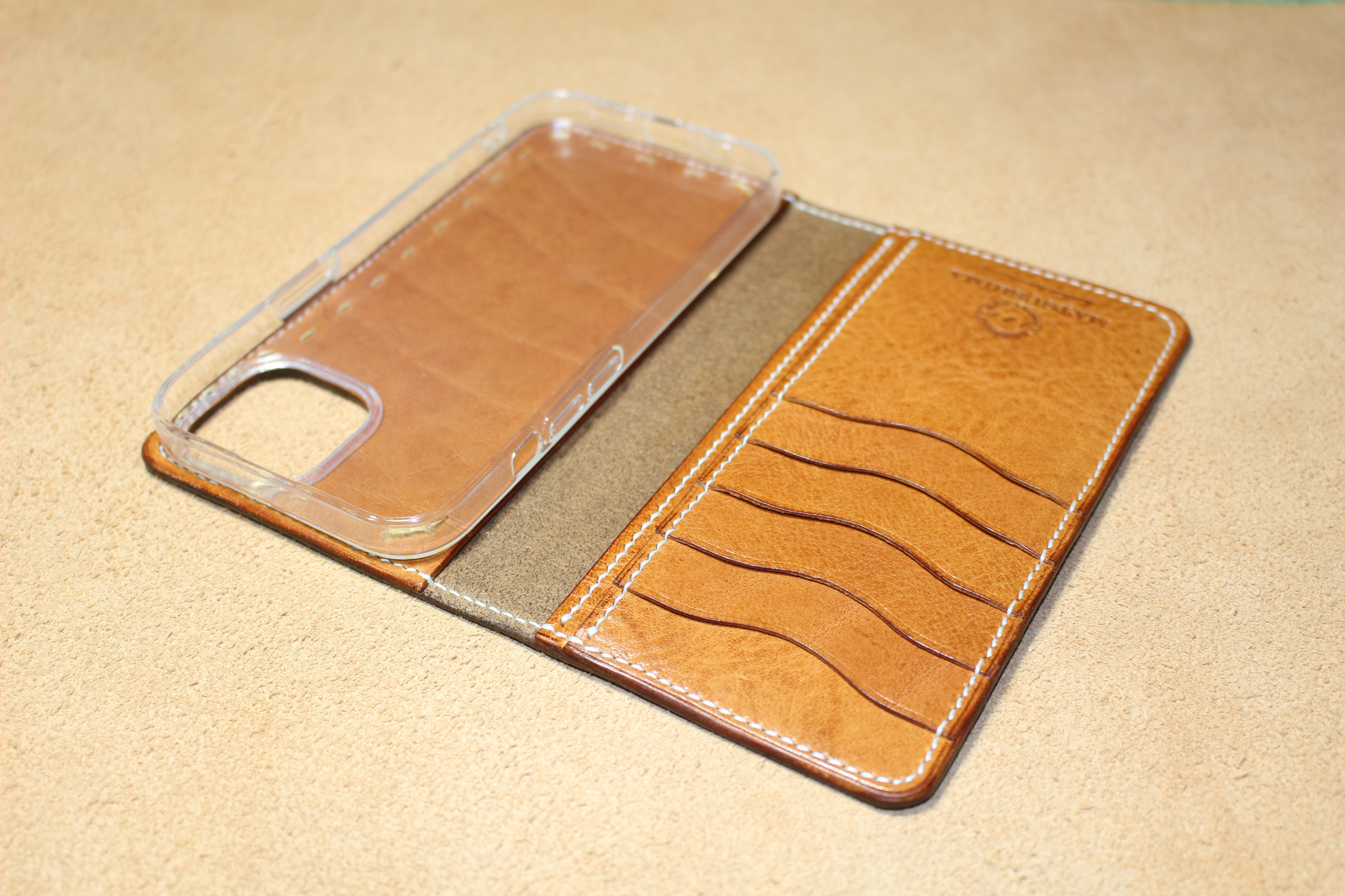 在庫処分SALE  Phone15 用スマホケース ・栃木レザー・バケッタチョコ/キャメル ・総手縫い製作
