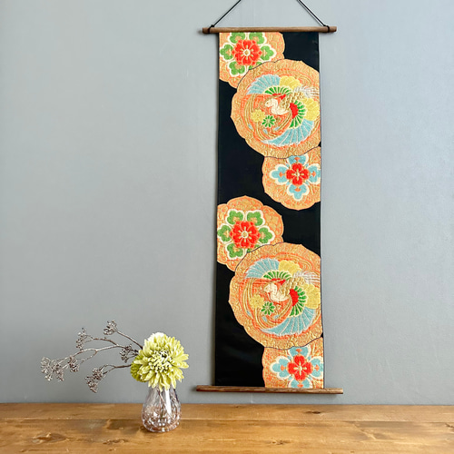 帯のタペストリー アンティーク 漆黒に美しい花々と鳳凰 着物リメイク