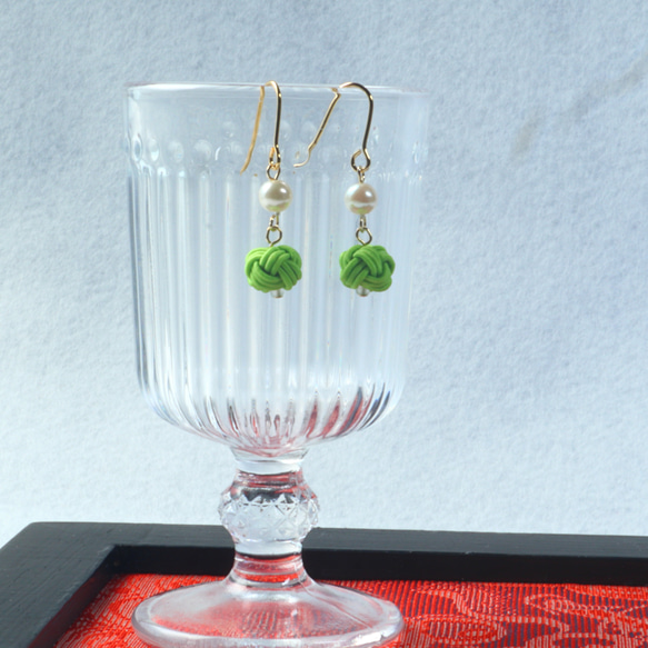 あわじ玉とパールの耳飾り｛柳緑｝ 3枚目の画像