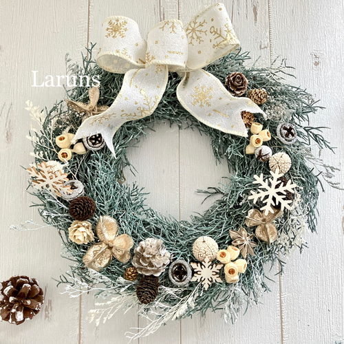 コーンたっぷりブルーアイスのグレイッシュなクリスマスリース 白