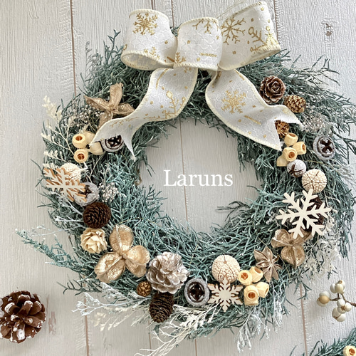 コーンたっぷりブルーアイスのグレイッシュなクリスマスリース
