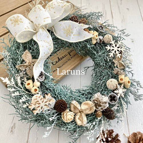 コーンたっぷりブルーアイスのグレイッシュなクリスマスリース 白