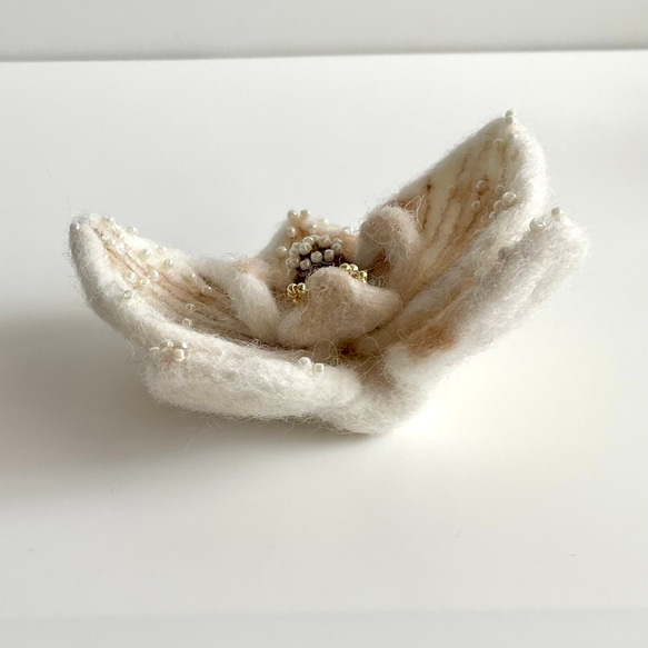 羊毛フェルトで作ったふんわり美しい胡蝶蘭の置物　 8枚目の画像