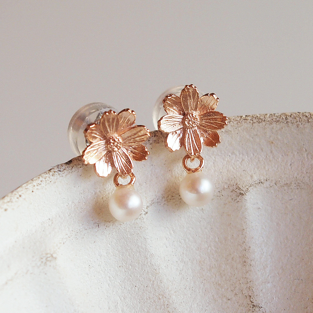 小さなコスモスとパールのピアス