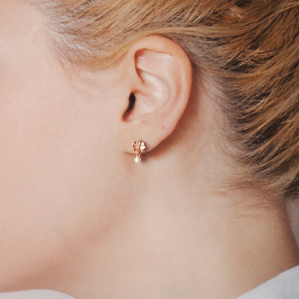 小さなコスモスとパールのピアス