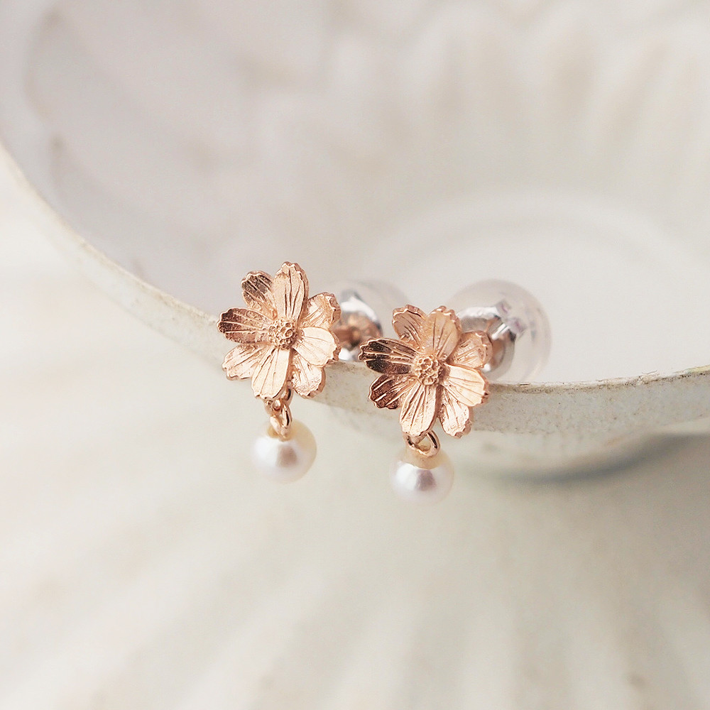 小さなコスモスとパールのピアス