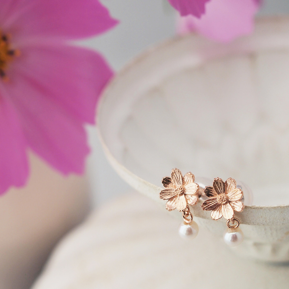 小さなコスモスとパールのピアス