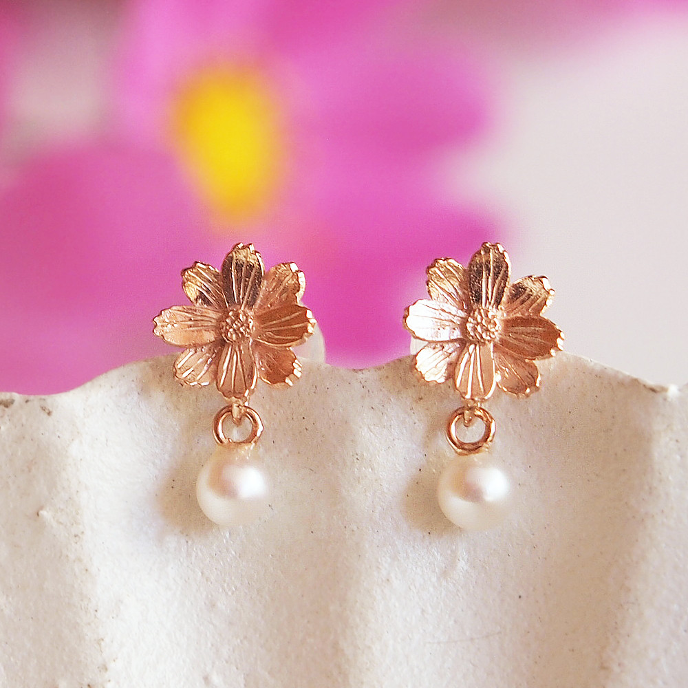 小さなコスモスとパールのピアス