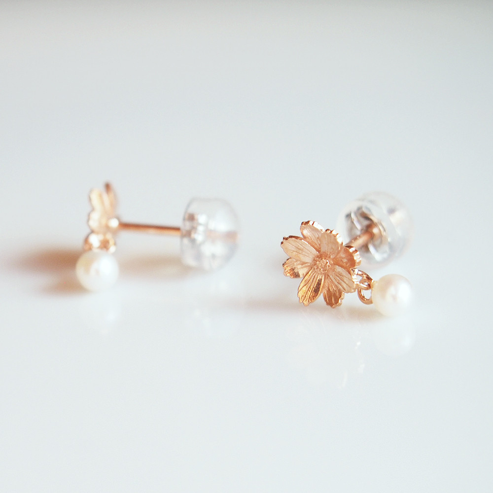 小さなコスモスとパールのピアス