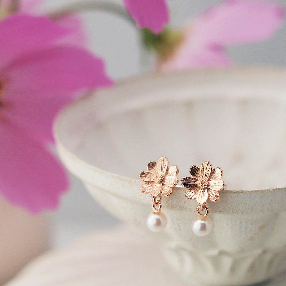 小さなコスモスとパールのピアス