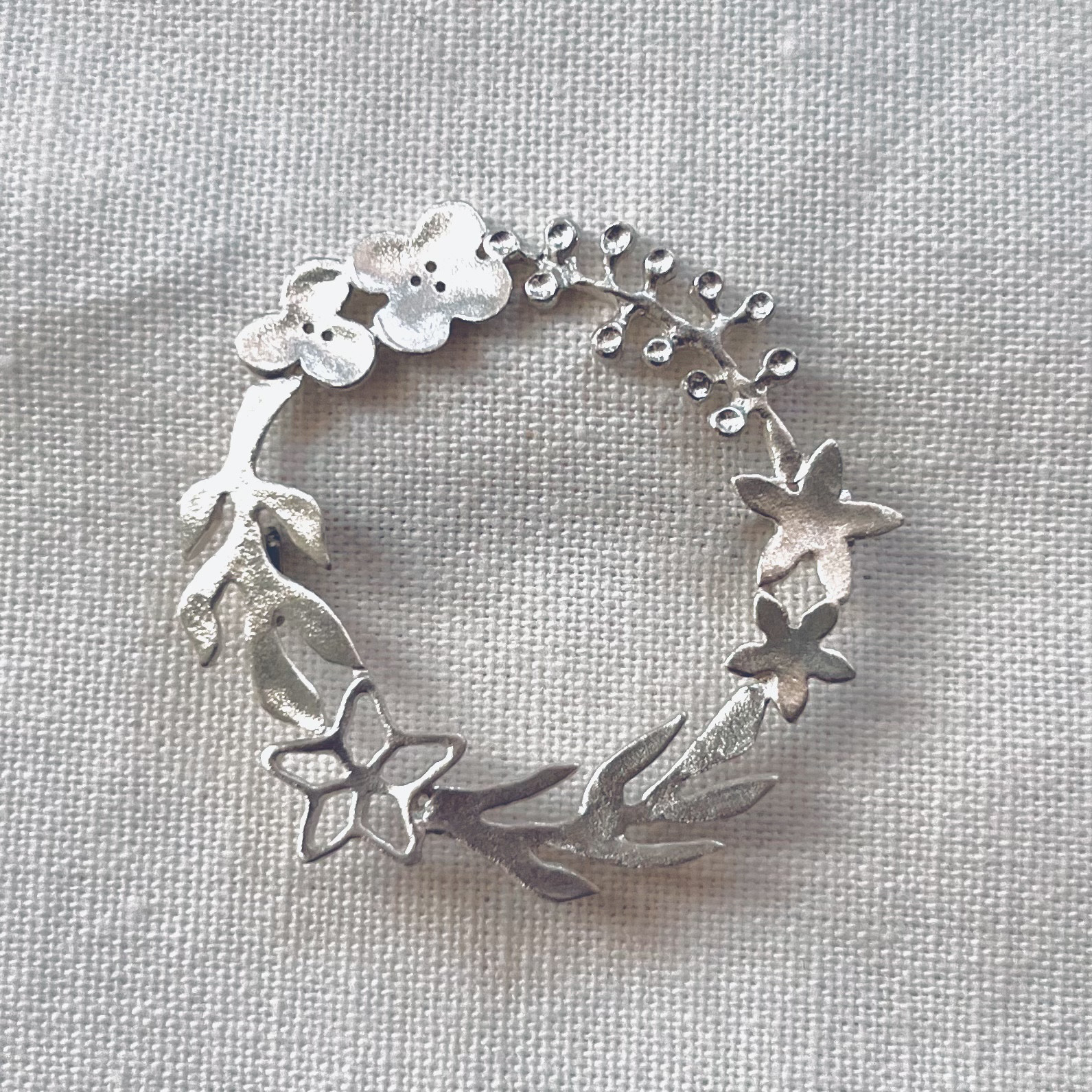 花のリースブローチ シルバー