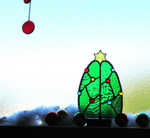 ステンドグラスのクリスマスツリー・オーナメント・窓飾り 4枚目の画像