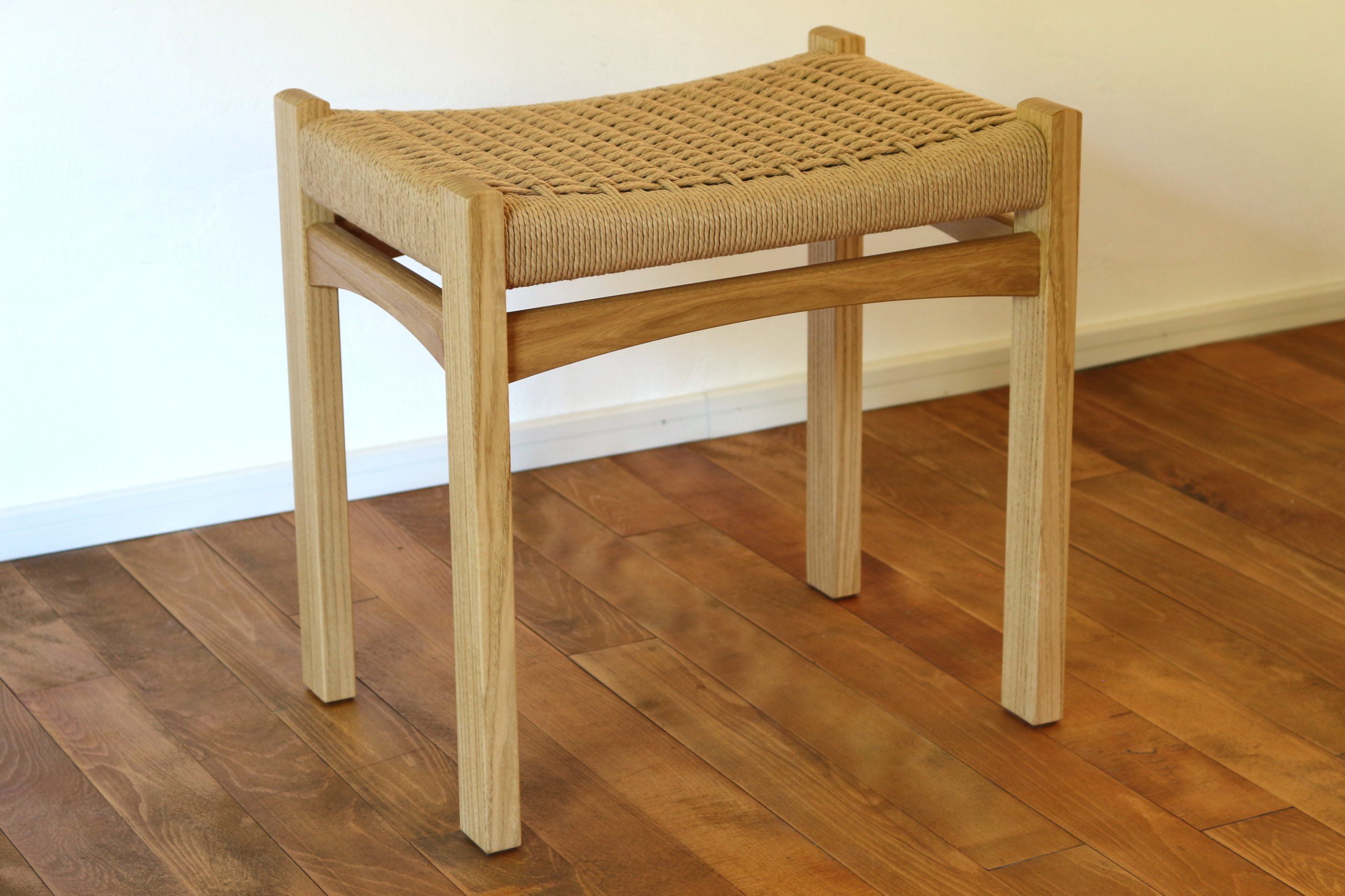 編み座面のスツール（クリ）
