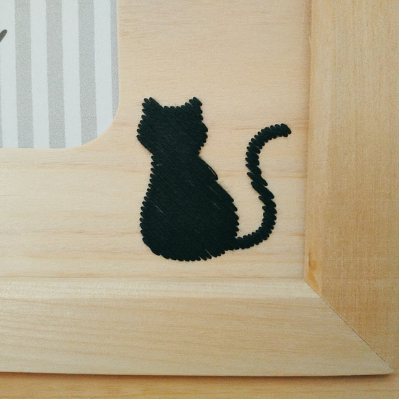 黒猫の木刺繍フォトフレーム 2枚目の画像