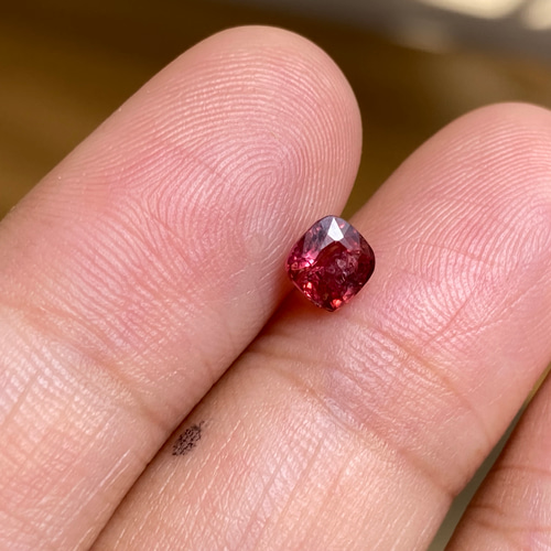 宝石ルース 『抜群に抜群に美しいミャンマー産 』天然スピネル0.480鑑別ソ付き SR46 落ち着き緋色 ミャンマー産 天然 スピネル ルース 裸石 赤