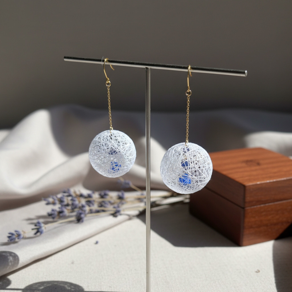 3連ラピスラズリと綿飴の糸玉ピアス/イヤリング