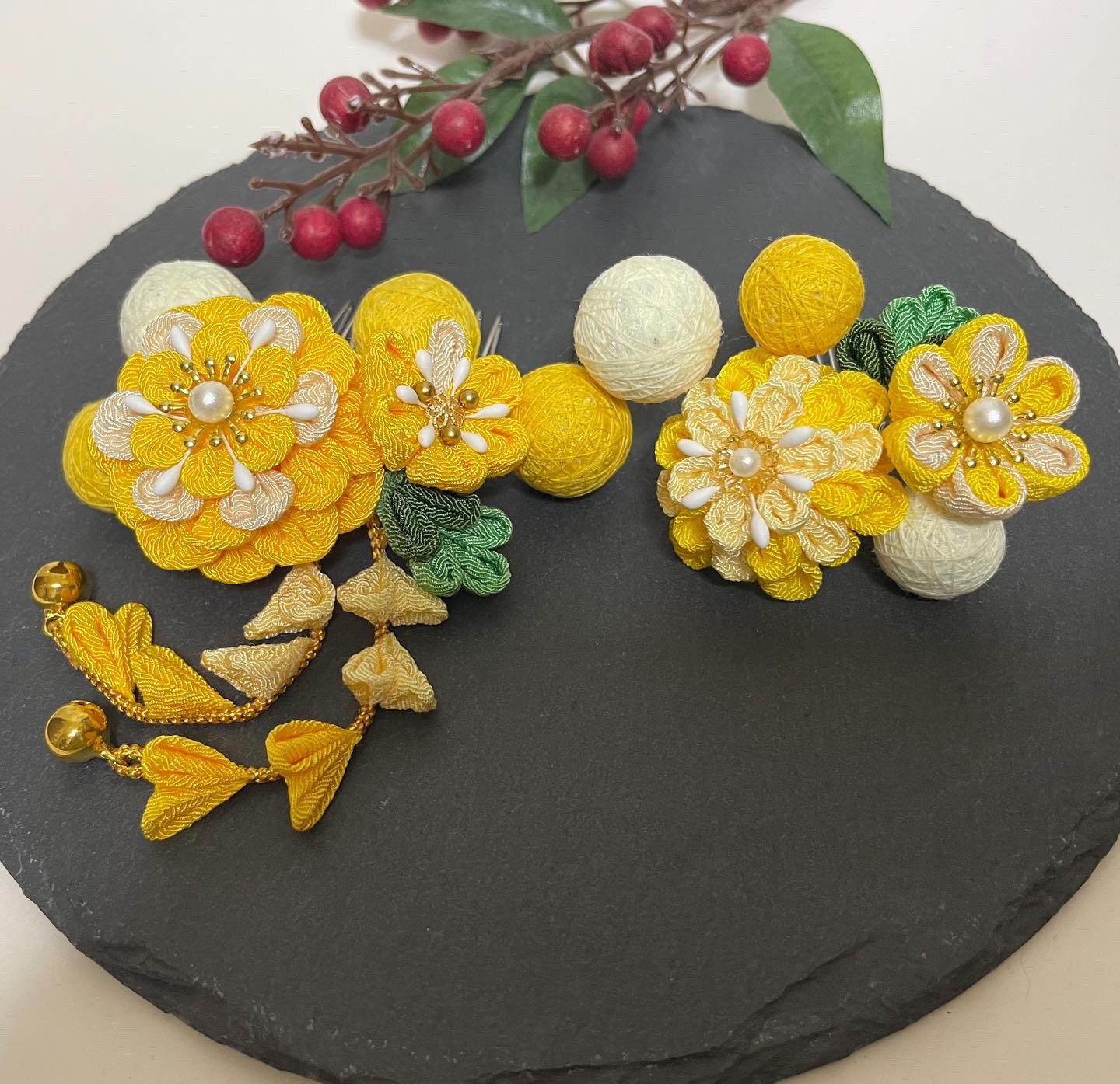 七五三　卒業式　糸巻きお玉とつまみ細工の髪飾り〜花と葉っぱ〜