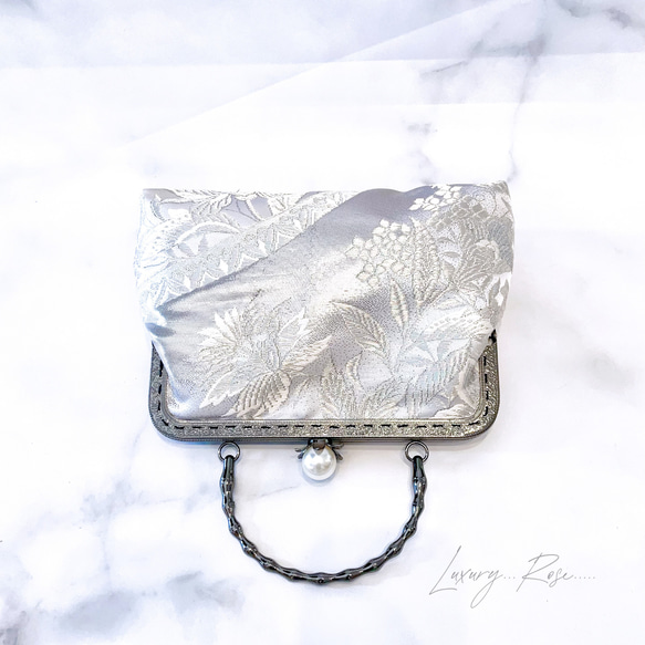 輝く本真珠加工帯！モノトーンメタルブラック♡格の高い濃密刺繍の最高級西陣帯地！人気シルバーホワイト系高級フォーマルバッグ 4枚目の画像