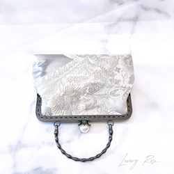 輝く本真珠加工帯！モノトーンメタルブラック♡格の高い濃密刺繍の最高級西陣帯地！人気シルバーホワイト系高級フォーマルバッグ 5枚目の画像