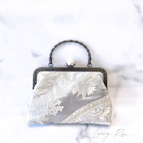 輝く本真珠加工帯！モノトーンメタルブラック♡格の高い濃密刺繍の最高級西陣帯地！人気シルバーホワイト系高級フォーマルバッグ 2枚目の画像