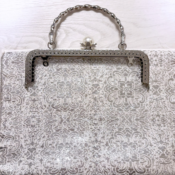 輝く本真珠加工帯！モノトーンメタルブラック♡格の高い濃密刺繍の最高級西陣帯地！人気シルバーホワイト系高級フォーマルバッグ 1枚目の画像