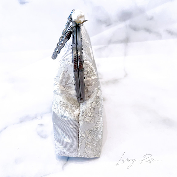 輝く本真珠加工帯！モノトーンメタルブラック♡格の高い濃密刺繍の最高級西陣帯地！人気シルバーホワイト系高級フォーマルバッグ 7枚目の画像