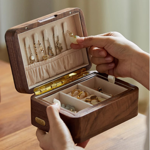 浮彫りの女性像 木製ケース入り 最愛の女性に贈りたい～木製アクセサリーケース ジュエリー収納