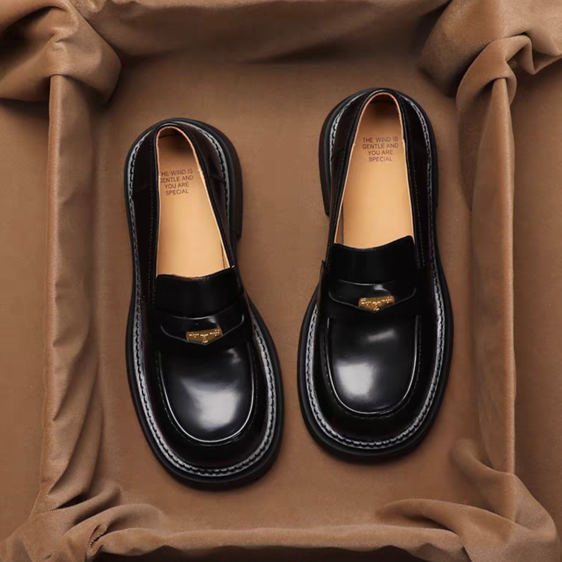 高さがありスタイルアップに期待できる厚底ローファー。厚底ローファー 大人 仕事 通勤 通学 ビジネス 会議 商談 上品