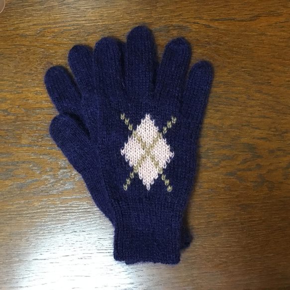 【受注生産】(紳士用)モヘヤとウールの高級毛糸で丁寧に編んだふわふわのアーガイル模様の手編みの手袋 1枚目の画像