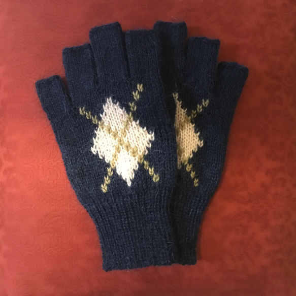 【受注生産】(紳士用)モヘヤとウールの高級毛糸で丁寧に編んだふわふわのアーガイル模様の手編みの手袋 7枚目の画像