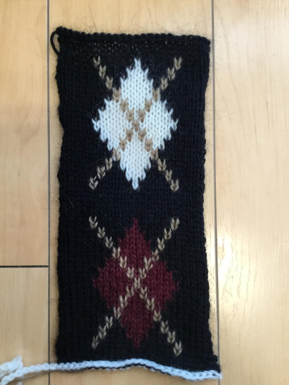 【受注生産】(紳士用)モヘヤとウールの高級毛糸で丁寧に編んだふわふわのアーガイル模様の手編みの手袋 4枚目の画像