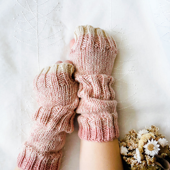 手編みのアームウォーマー(ベージュ×ペールピンク) 1枚目の画像