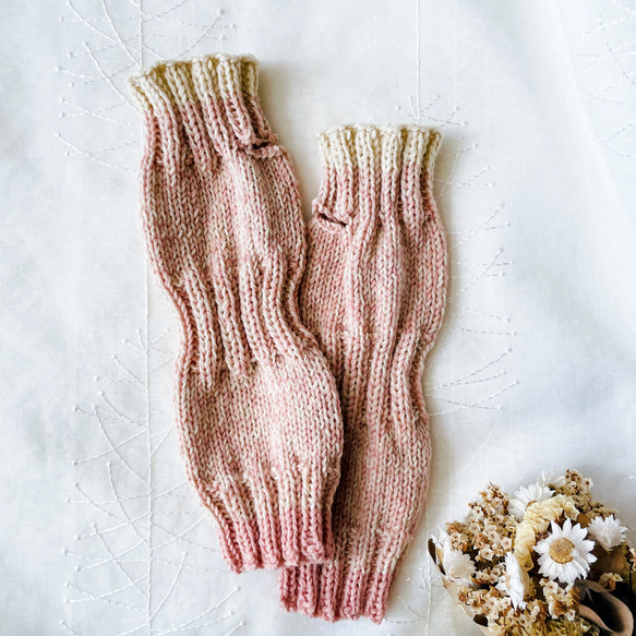 手編みのアームウォーマー(ベージュ×ペールピンク) 3枚目の画像