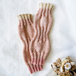 手編みのアームウォーマー(ベージュ×ペールピンク) 2枚目の画像