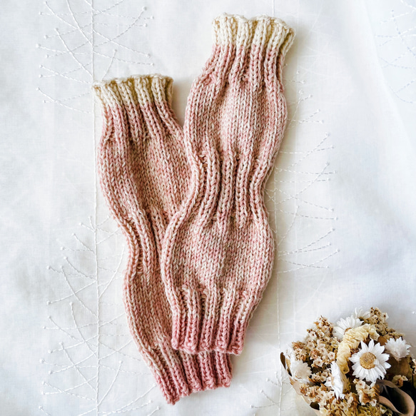 手編みのアームウォーマー(ベージュ×ペールピンク) 2枚目の画像